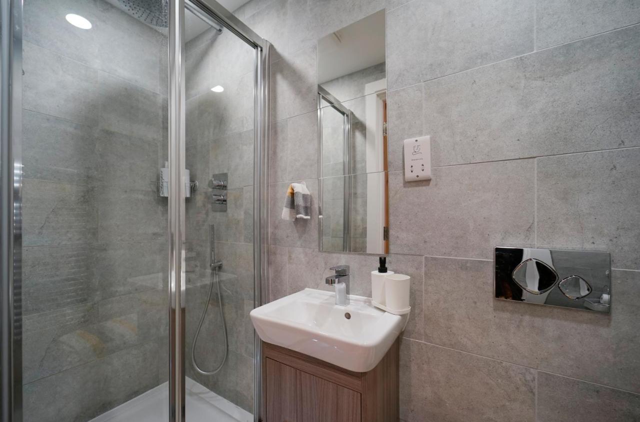 Modern 2 Bed Apartment With Juliet Balcony - Dhb Stays ลีดส์ ภายนอก รูปภาพ