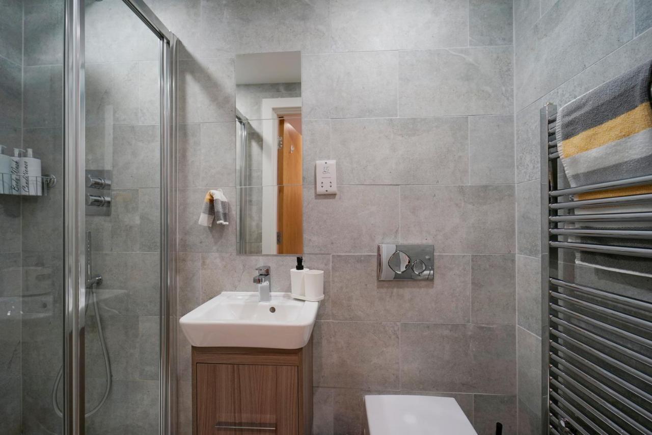 Modern 2 Bed Apartment With Juliet Balcony - Dhb Stays ลีดส์ ภายนอก รูปภาพ